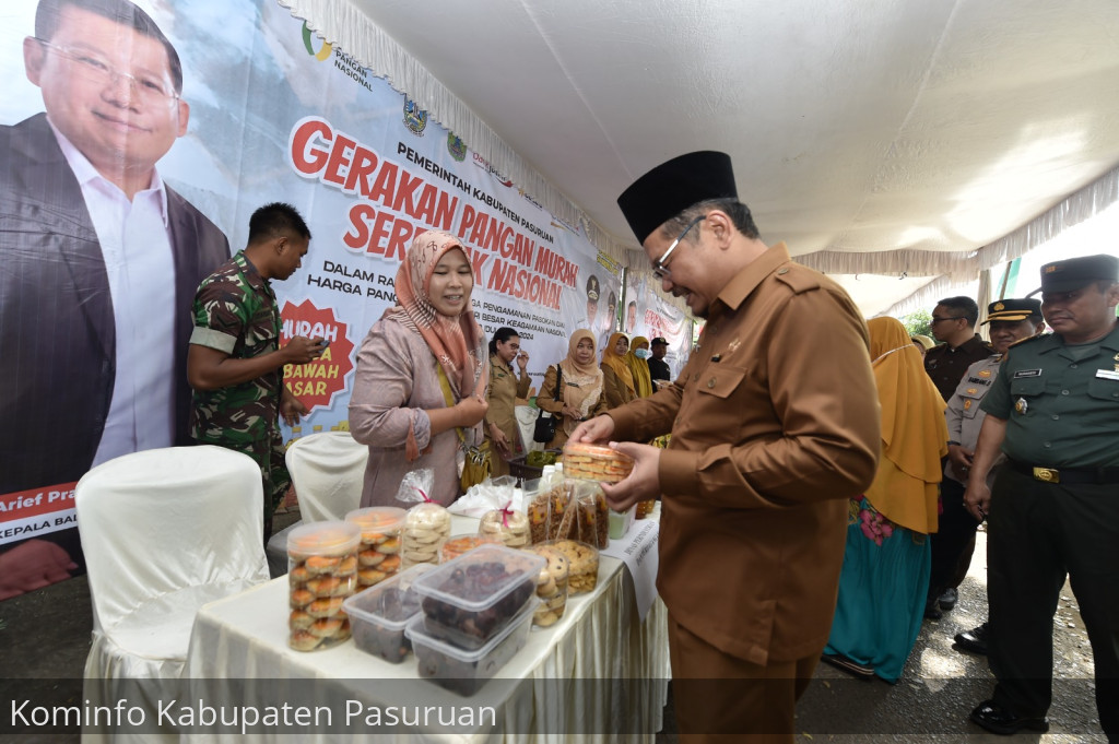 Gerakan Pangan Murah di Kabupaten Pasuruan. Pj Bupati Andriyanto Borong Kue Lebaran Dagangan UMKM