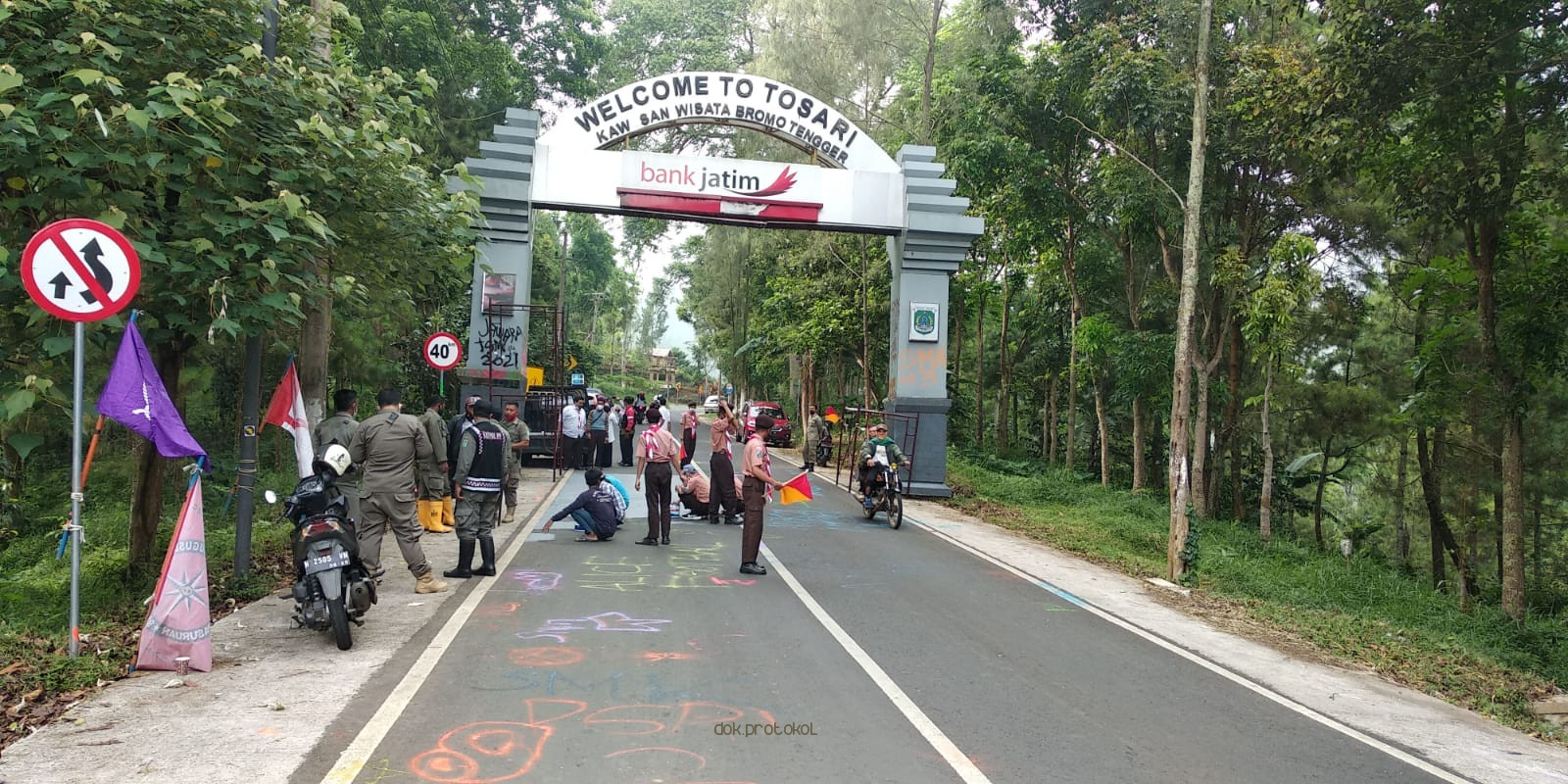 Sudah Dibersihkan, Satpol PP Kabupaten Pasuruan Minta Pelaku Corat-Coret Gapura Selamat Datang di Kecamatan Tosari Segera Minta Maaf ke Publik 