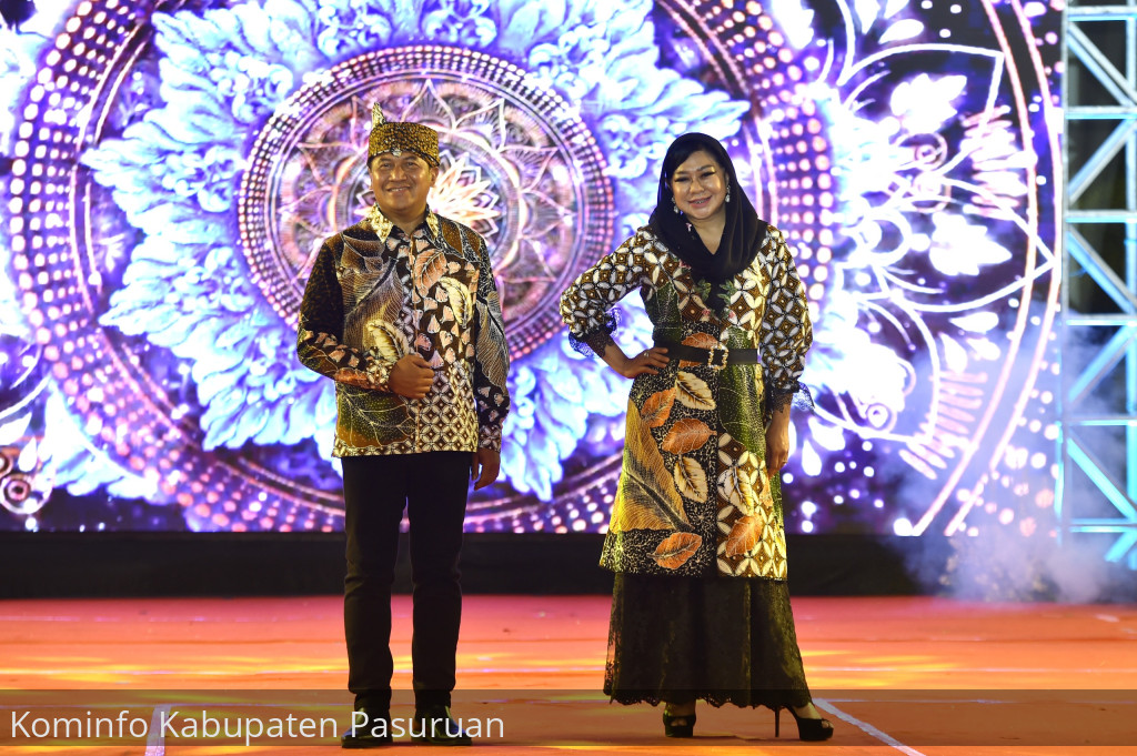 Populerkan Batik dan Bordir Khas Daerah, Pj Bupati Nurkholis dan Istri Jadi Model Busana