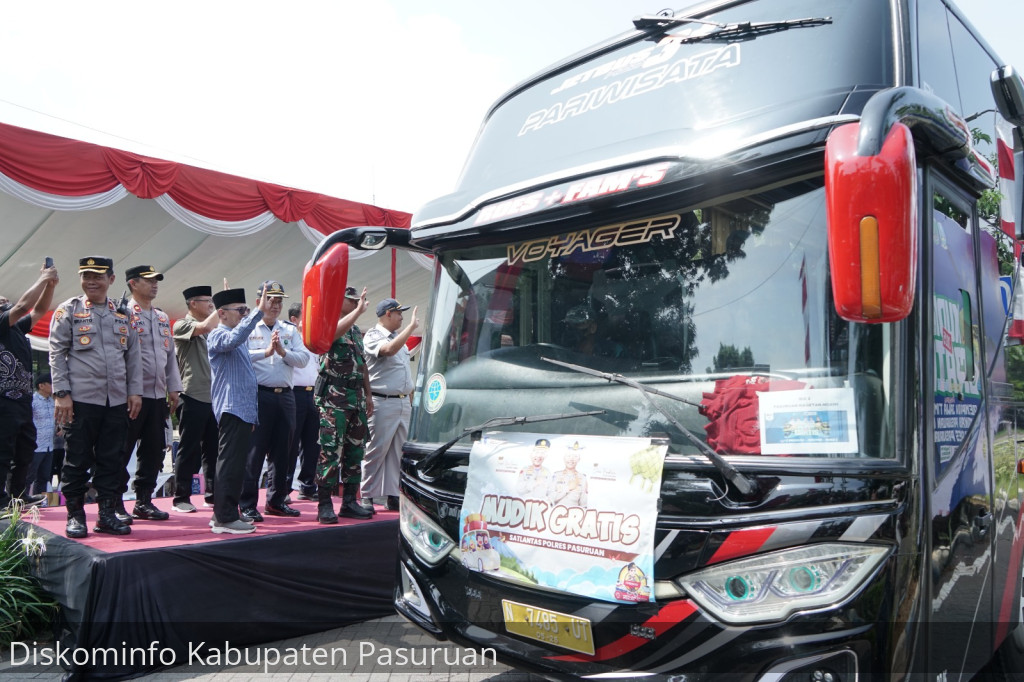 Wabup Gus Shobih Berangkatkan 240 Peserta Mudik ke 5 Jurusan