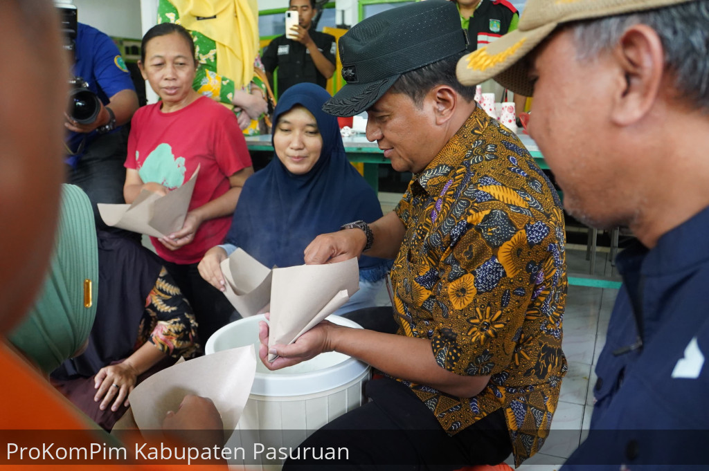 Tinjau Banjir Di Dua Wilayah, Pj. Bupati Nurkholis: Cuaca Ekstrim Penyebab Banjir Di Desa Legok Gempol dan Desa Cangkringmalang Beji