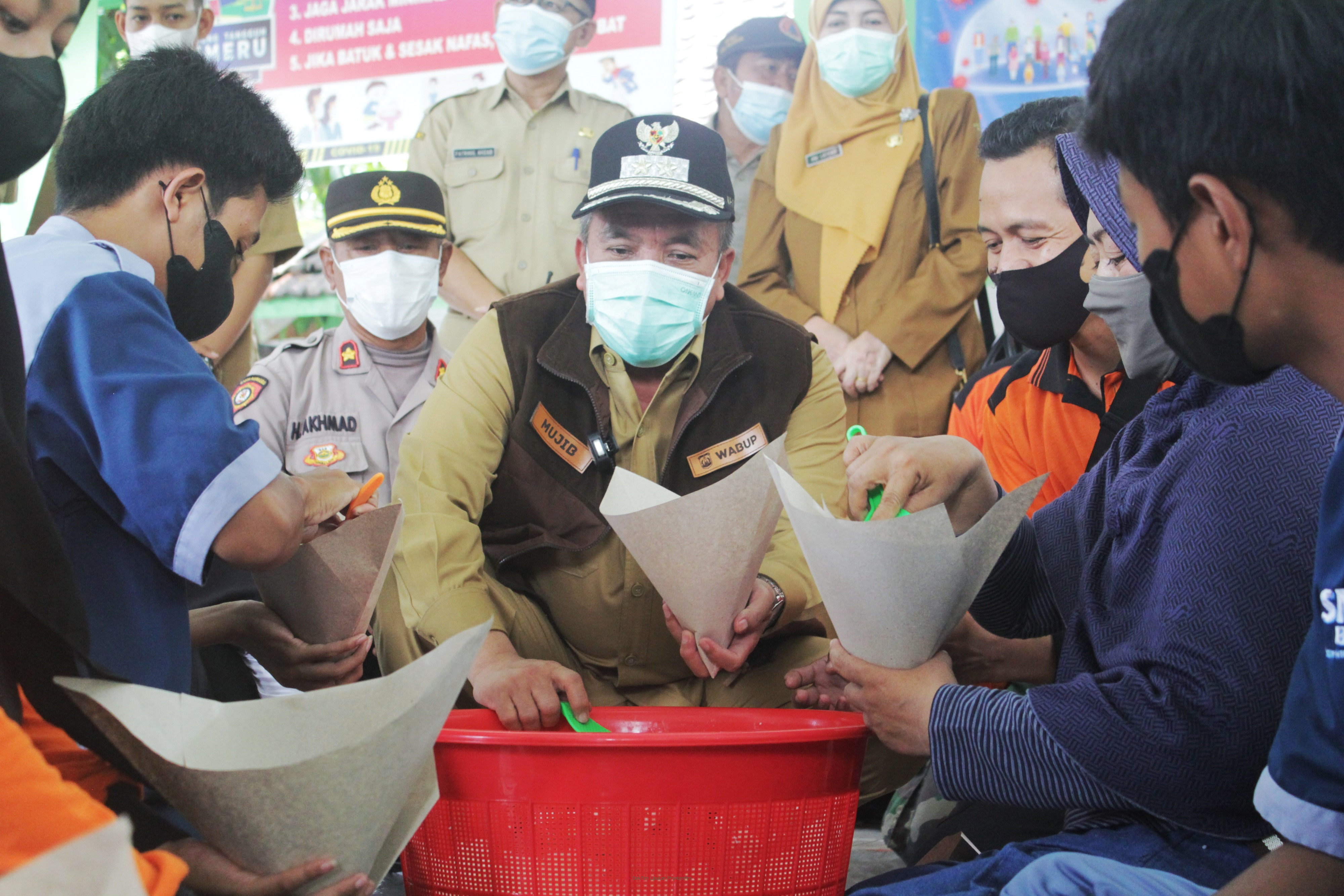 Tinjau Korban Banjir di Kecamatan Beji, Wakil Bupati Distribusikan Bantuan Sosial dan Sambangi Dapur Umum  