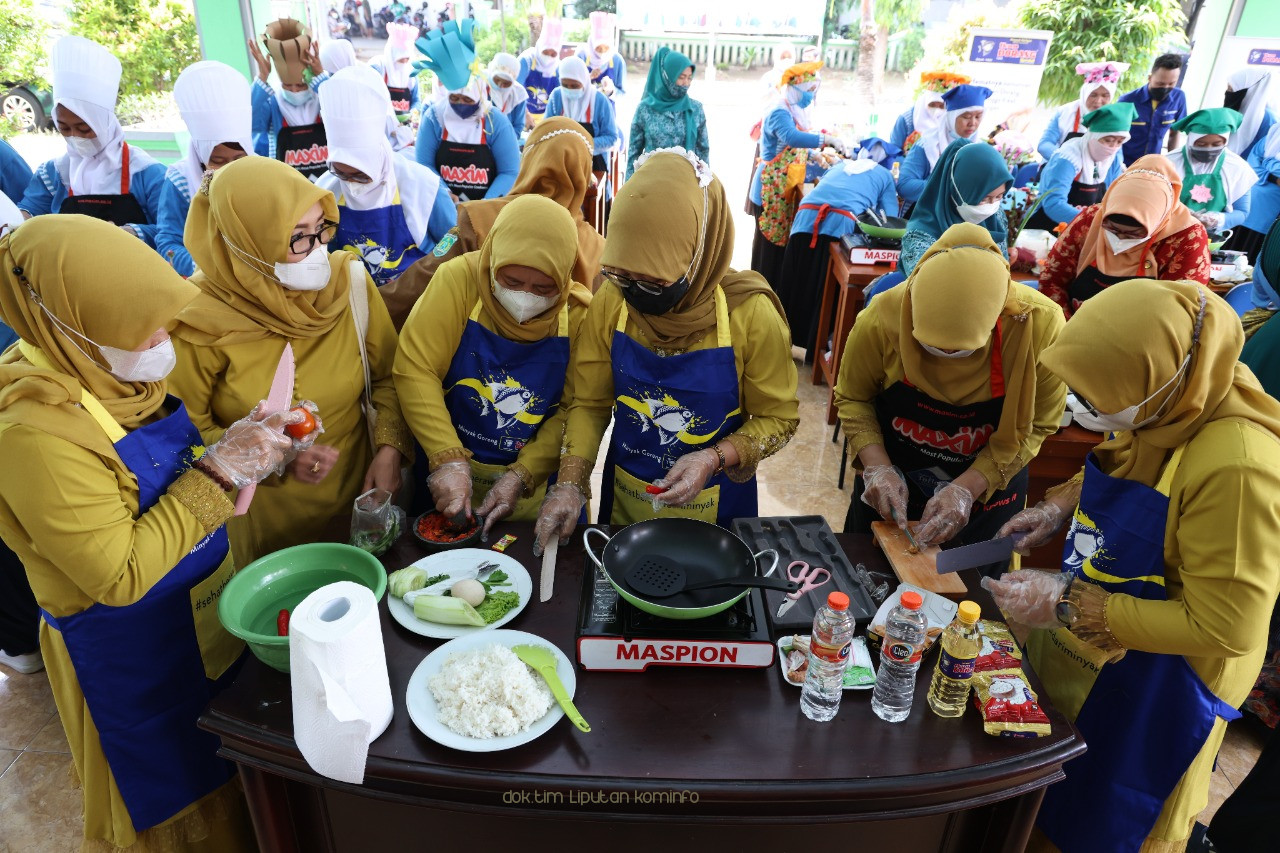 Sambut Hari Ibu, Ketua TP PKK Kabupaten Pasuruan Hadiri Lomba Masak Nasi Goreng 