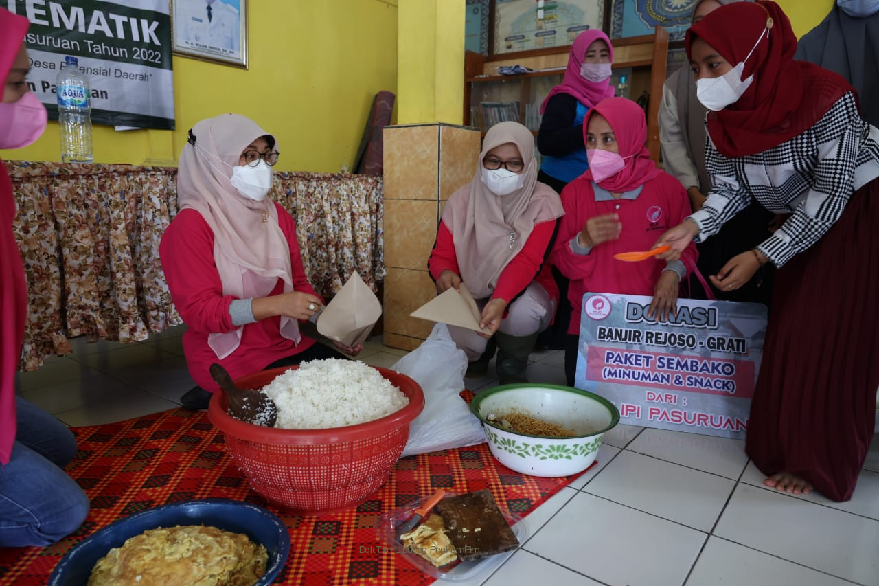 Dua Hari Berturut-Turut, Ketua TP PKK Kabupaten Pasuruan, Ny Lulis Irsyad Yusuf Kunjungi Korban Banjir di Rejoso dan Grati