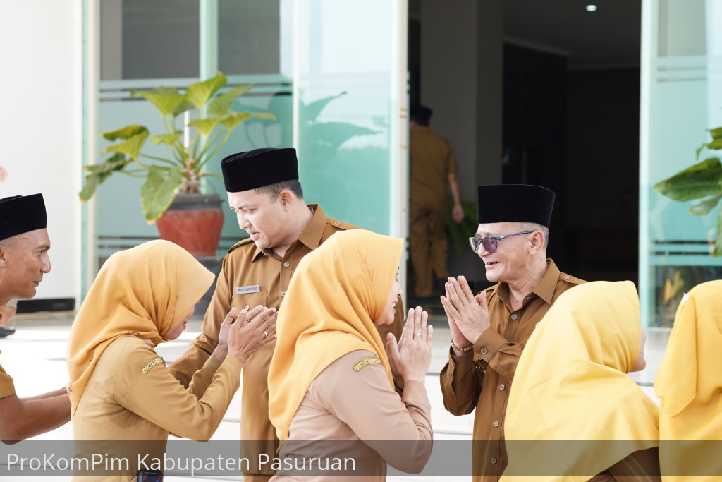 Pimpin Apel Pagi Pasca Libur Idul Fitri 1446 H, Bupati Rusdi dan Wabup Gus Shobih Bersilaturahmi Bersama Seluruh ASN