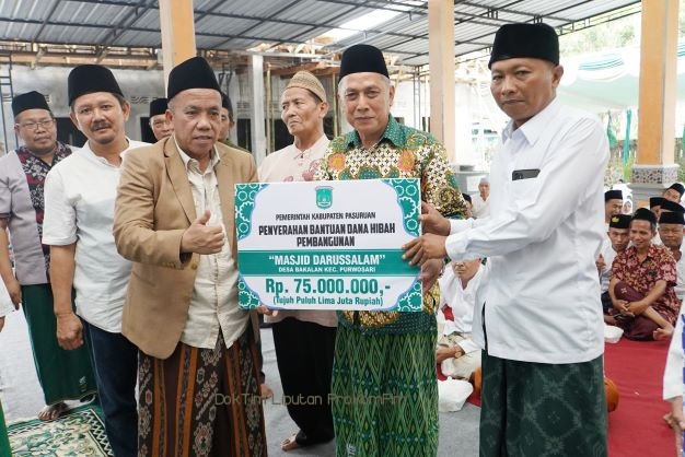 Hadiri Istghozah Kubro, Plh. Bupati Serahkan Secara Simbolis Bantuan Hibah Pembangunan Tempat Ibadah 