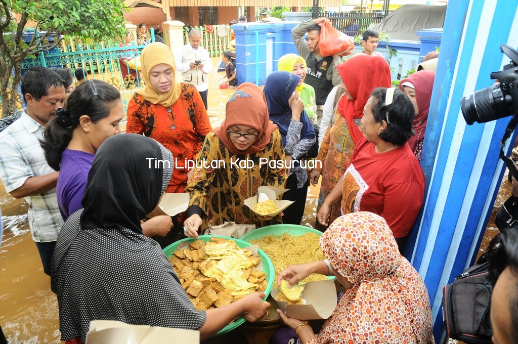 TERJANG BANJIR, KETUA PKK NY LULIS IKUT BANTU DAPUR UMUM
