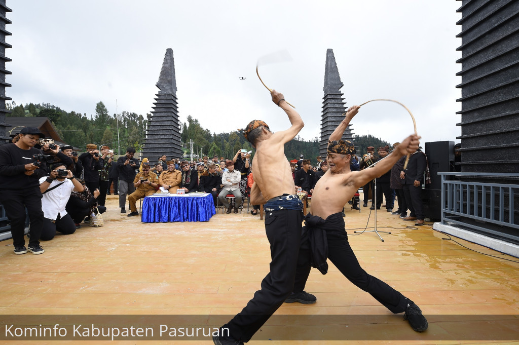 Gerbang Wisata Bromo Tengger Semeru Pasuruan, Resmi Beroperasi. Pj Bupati Nurkholis : Awal Tahun 2025 Kita Ramaikan Rekor MURI 15 Ribu Udeng