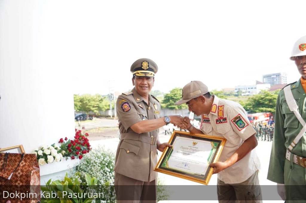 Pimpin Apel Gelar Pasukan Peringatan HUT Satpol PP Ke-73, Bupati Berikan Penghargaan Personil Satpol PP Dengan Masa Pengabdian Terlama
