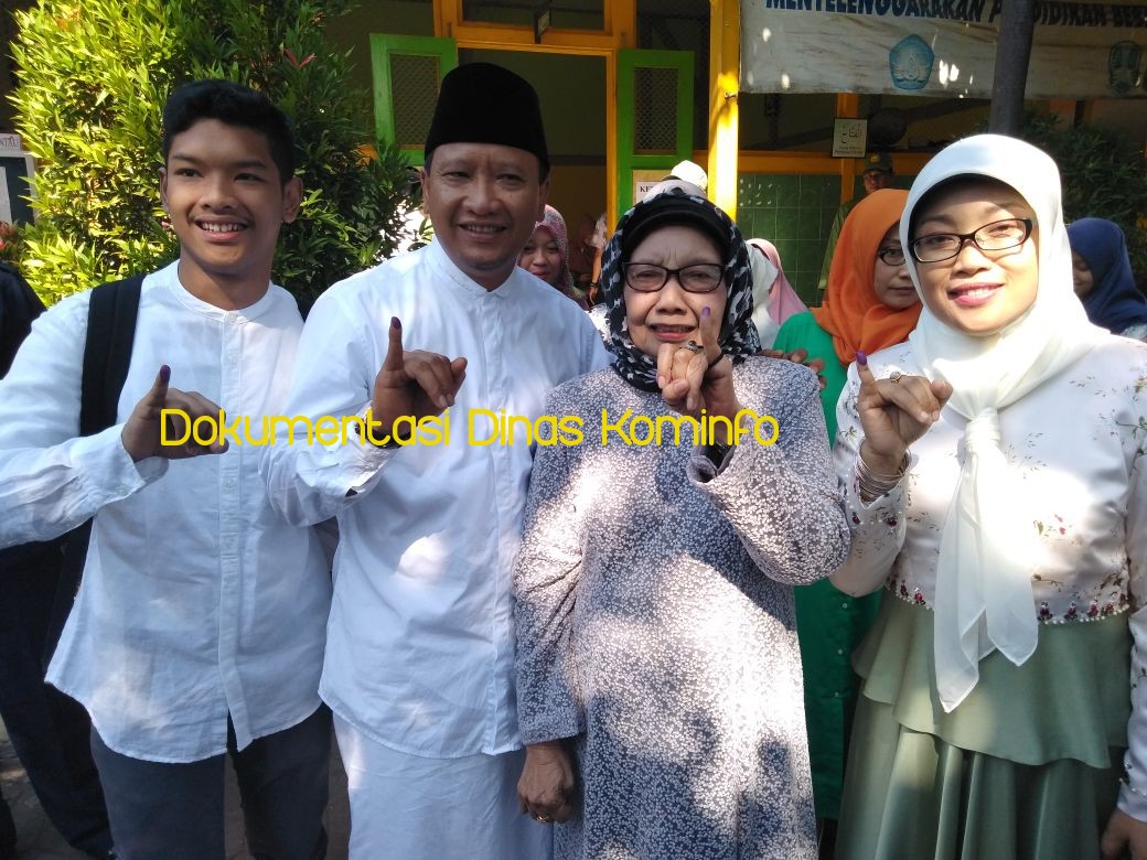 Ditemani istri, anak, saudara dan ibu kandung, HM Irsyad Yusuf Nyoblos di Kampung Halamannya