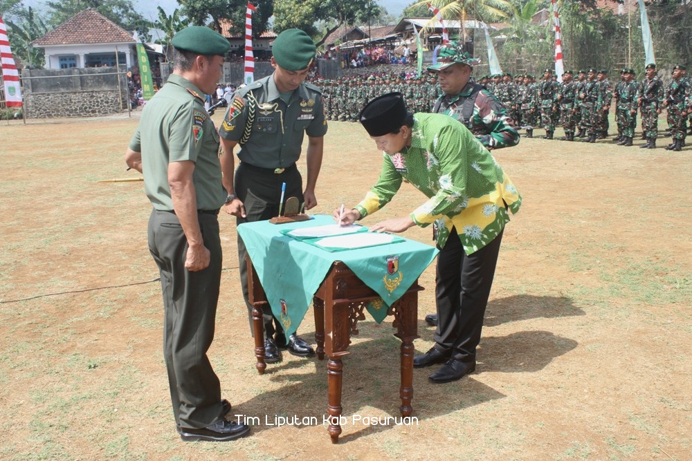 Pangdiv Kostrad 2, Mayjen TNI Agus Suhardi Tutup TMMD  di Kabupaten Pasuruan