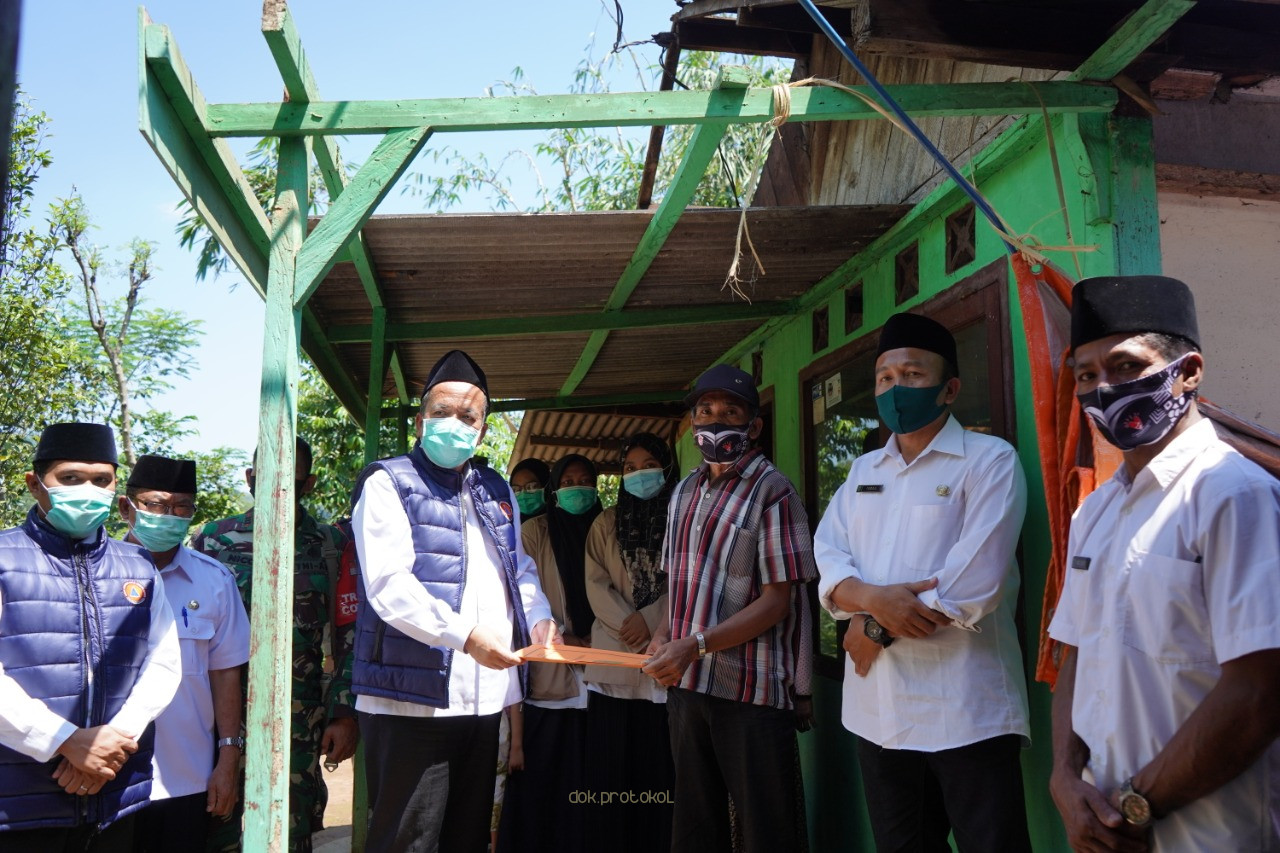 Tinjau Rumah Korban Bencana Angin Puting Beliung, Pemkab Pasuruan Berikan Bantuan Tunai dan Sembako   