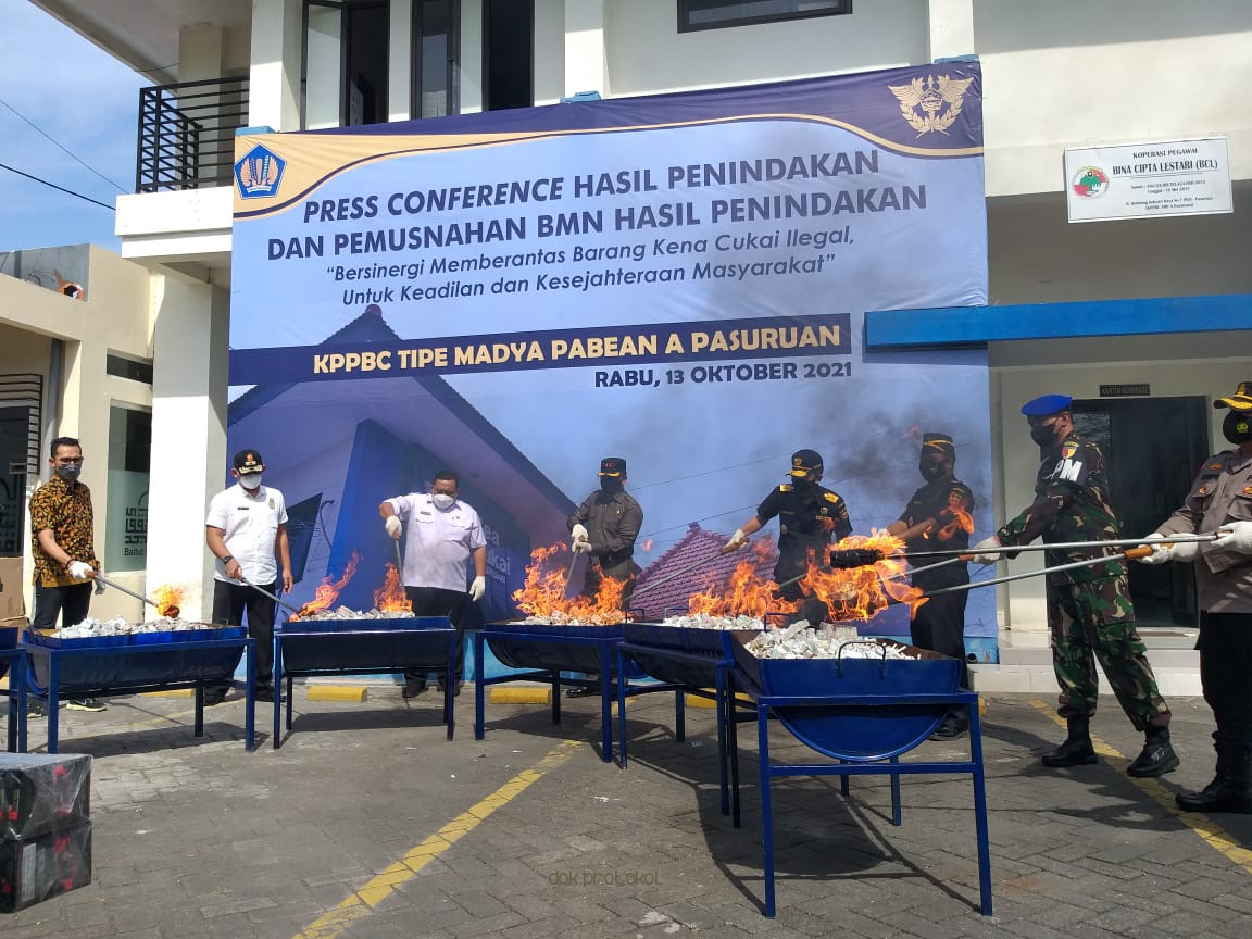 Bea Cukai Pasuruan Musnahkan Jutaan Batang Rokok Illegal Senilai Rp 15 M