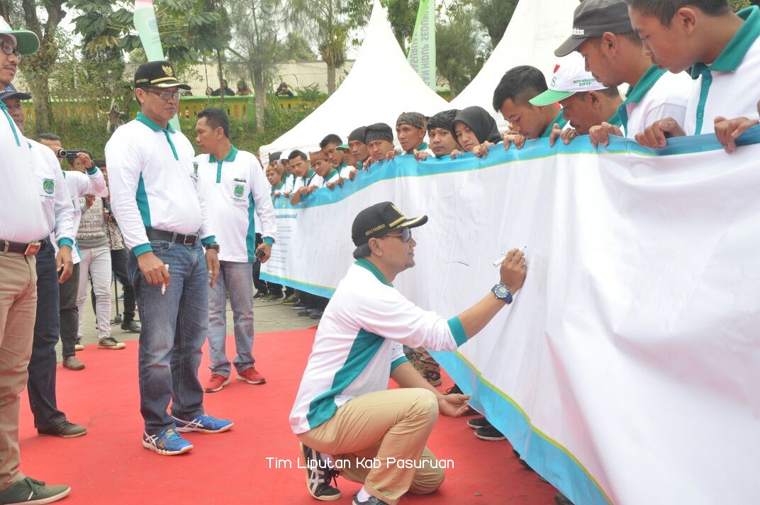 Komitmen Peduli Lingkungan, Bupati Irsyad Tanda Tangan di Atas Kain Sepanjang 10 Meter