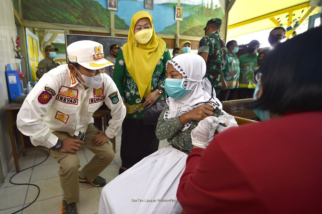 Serentak, Bupati dan Wakil Bupati Pasuruan Pantau Vaksinasi Anak Usia 6-12 di Kabupaten Pasuruan 