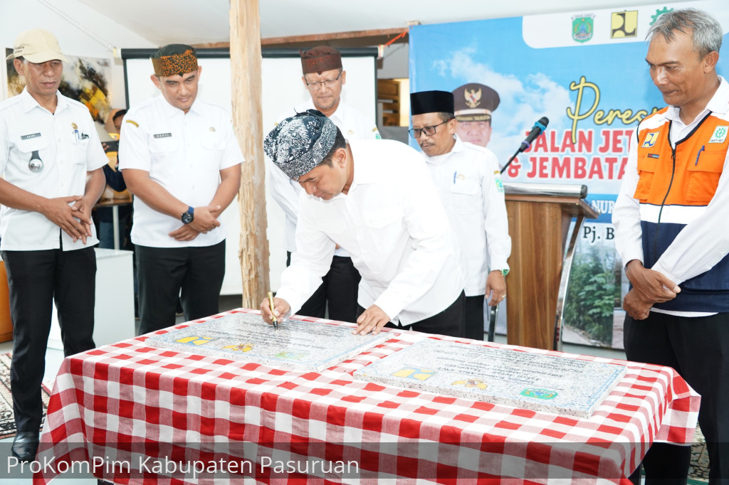 Resmikan Jalan Jetak - Dayurejo dan Jembatan Bulukandang - Ketan Ireng Prigen, Pj. Bupati Nurkholis: Akses Jalan dan Jembatan Baru Ini Mudahkan Mobilitas Warga