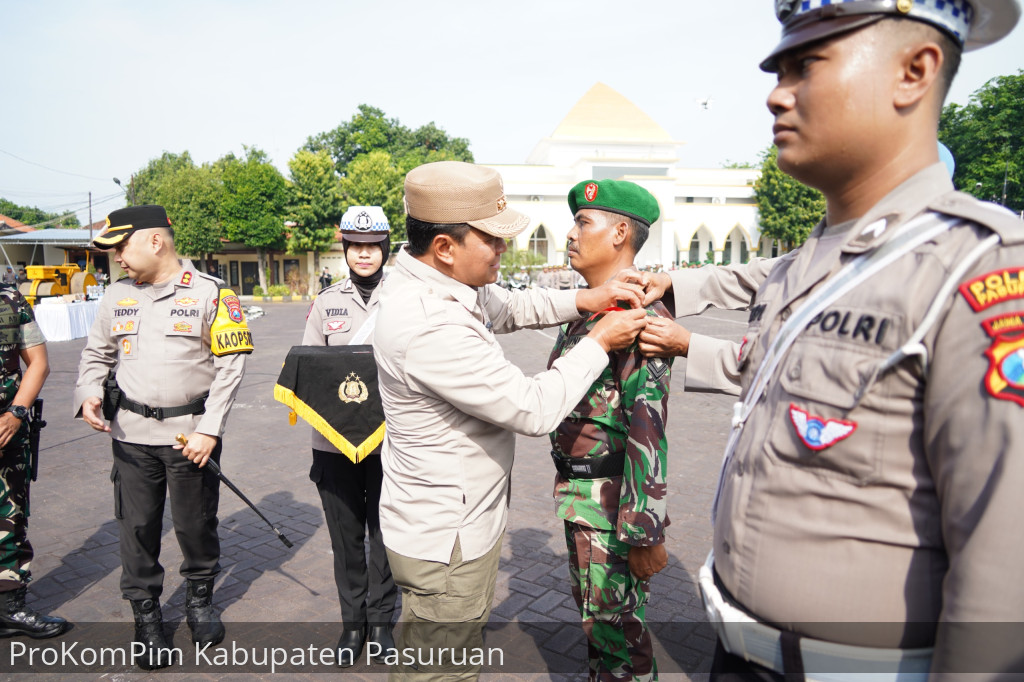 Cek Kesiapan Sarpras Pengamanan Natal dan Tahun Baru 2025, Pj. Bupati Nurkholis Pimpin Apel Gelar Pasukan Operasi Lilin