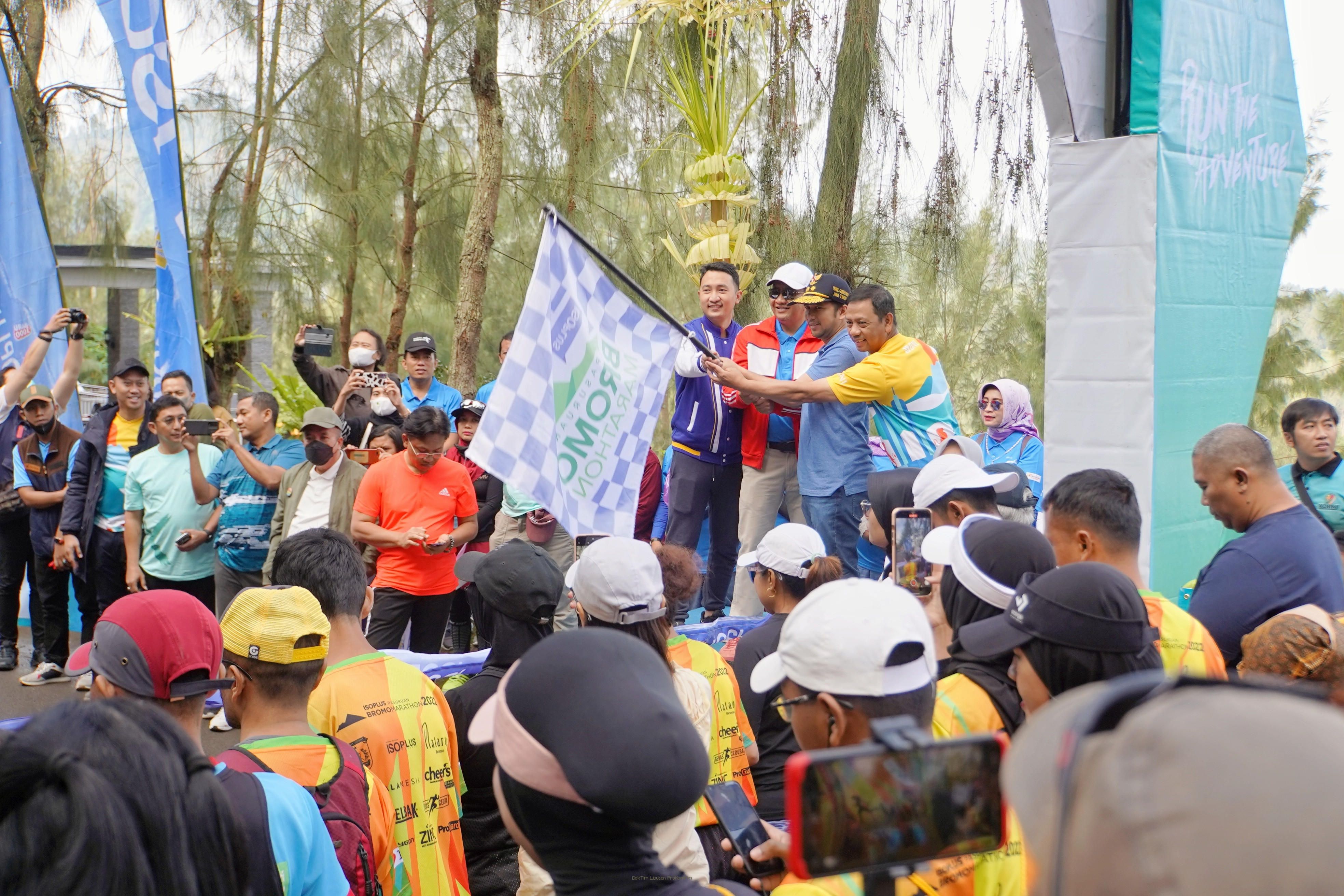 Wagub Emil dan Bupati Irsyad Berangkatkan Ribuan Peserta Bromo Marathon 2022