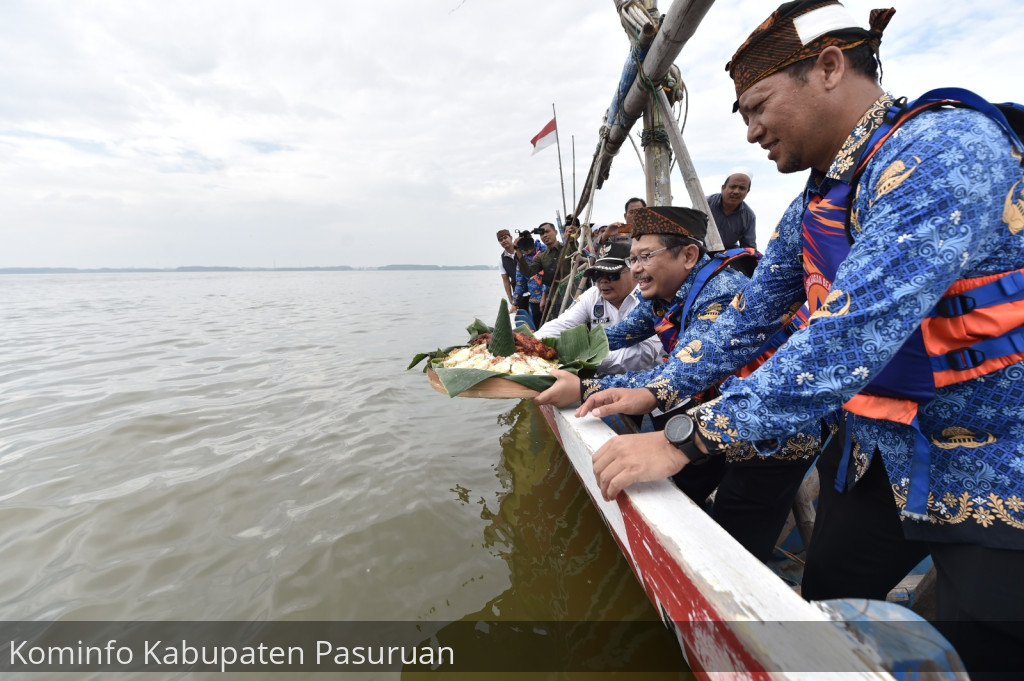 Asyiknya Pj Bupati Andriyanto "Praonan" Sambil Larung Tumpeng ke Tengah Laut