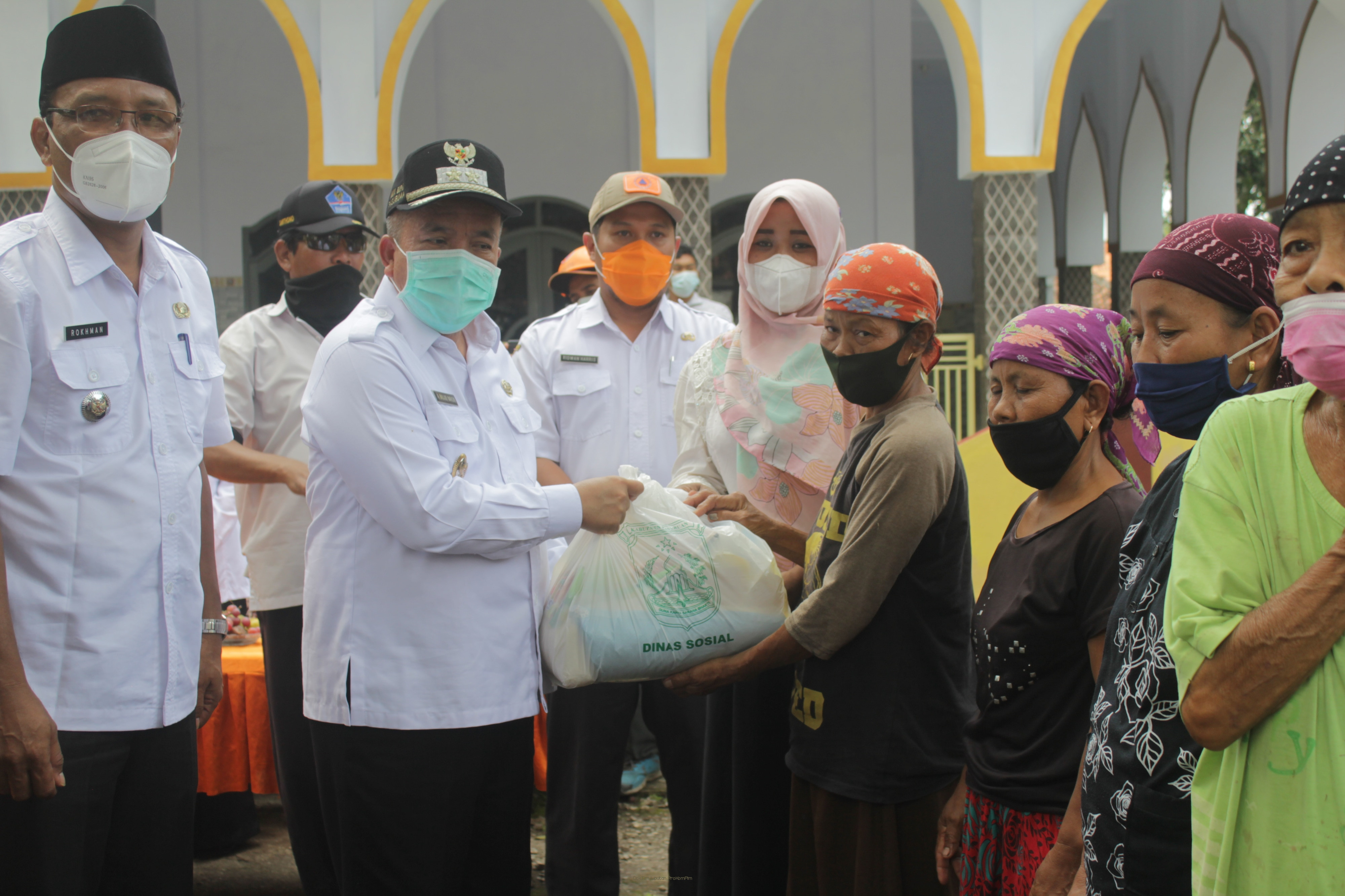 Kunjungi Warga Terdampak Puting Beliung, Wabup Mujib Imron Serahkan Sembako 