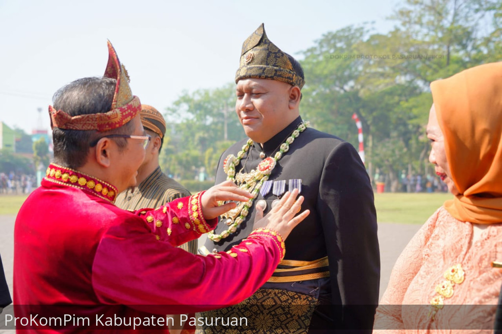 HUT Ke-79 Kemerdekaan RI, Pj. Bupati Andriyanto Sematkan Satyalancana Karya Satya Kepada Abdi Negara di Lingkungan Pemkab Pasuruan