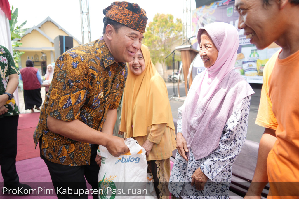 Distribusikan Bantuan Banjir, Pj. Bupati Nurkholis Semangati Korban Terdampak Di Kecamatan Rejoso, Winongan dan Grati