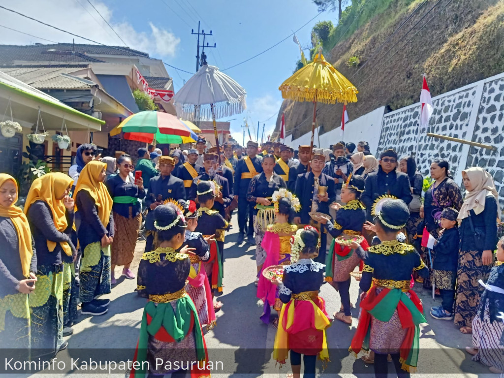 Warga Suku Tengger di Tosari Bromo Meriahkan Hari Raya Karo
