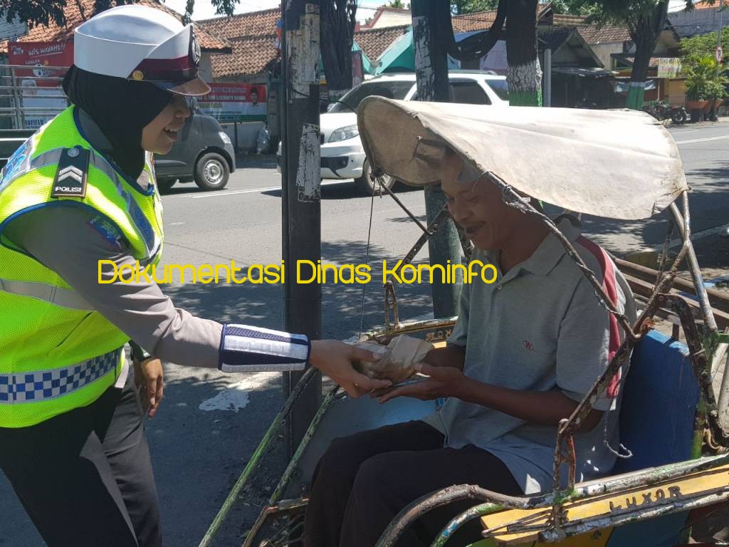 Hari Kartini, Polwan Pasuruan Bagi-Bagi Nasi Bungkus 