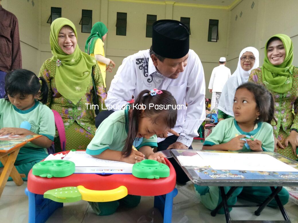 BUPATI IRSYAD HEBOHKAN RIBUAN ANAK PESERTA LOMBA MEWARNAI