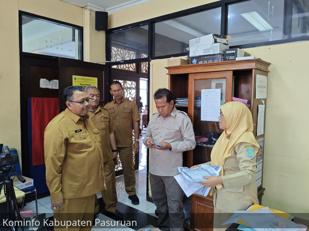 Hindari Penyalahgunaan Data. Pj Bupati Nurkholis Minta Dispenduk Capil Setiap Hari Musnahkan KTP-el Bekas