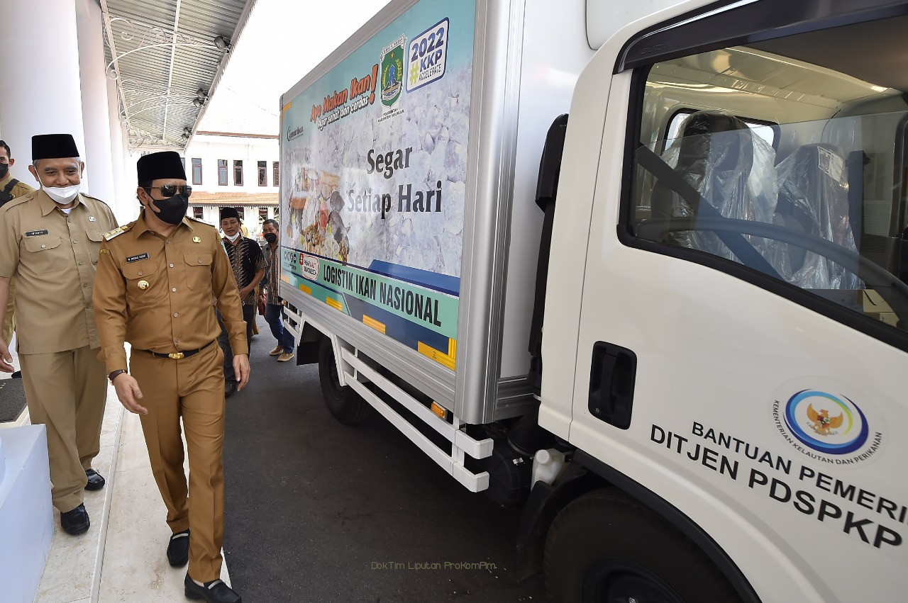 Simpan Ikan Sampai 3 Ton, Koperasi Bahari Indah Perkasa Terima Bantuan Kendaraan Thermo King 