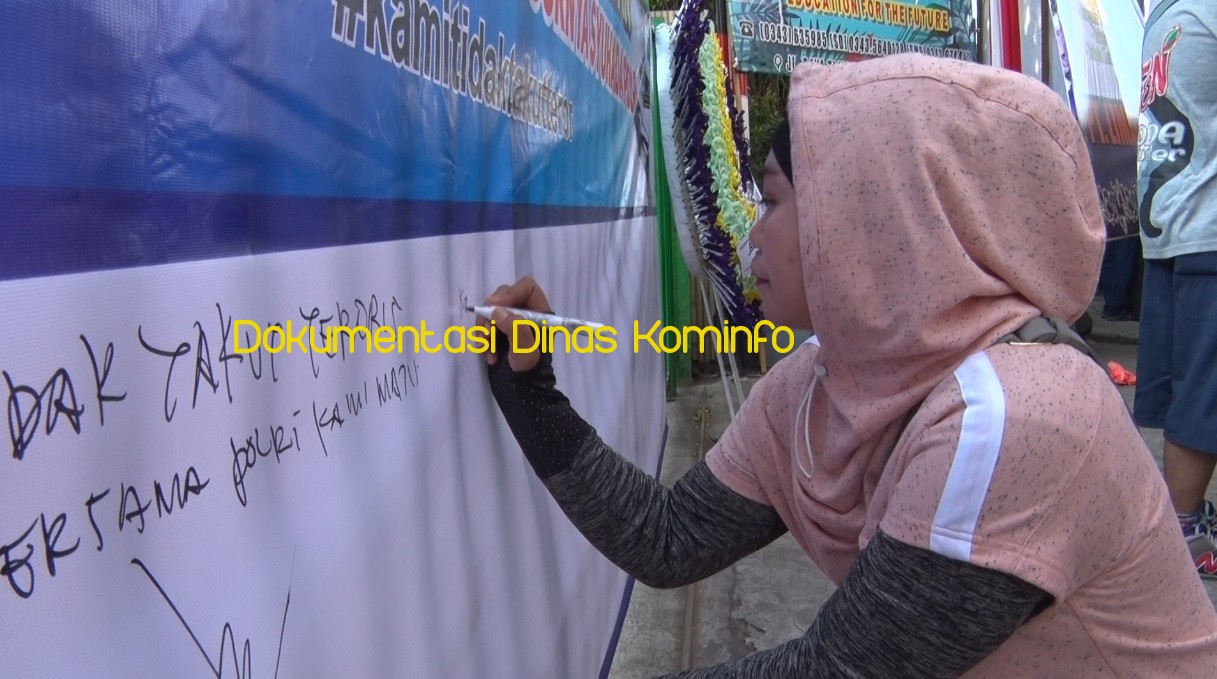 Warga Pasuruan Bubuhkan Tanda Tangan Kecam Teroris Warnai CFD Pandaan