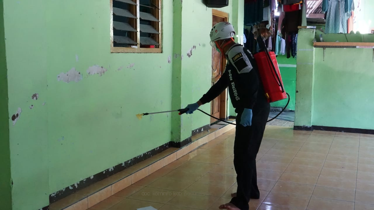 Cegah Penyebaran Covid-19, Ponpes Ngalah, Purwosari dan Masjid Muhammad Cheng Hoo Disemprot Cairan Desinfektan