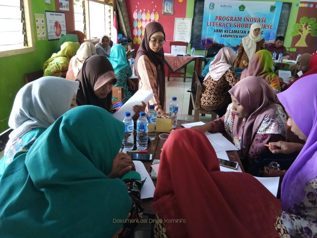 Lahirkan Peserta Didik Berperilaku Baik & Kreatif, KKGMI Kecamatan Nguling Gelar Workshop Pembuatan Bigbook 