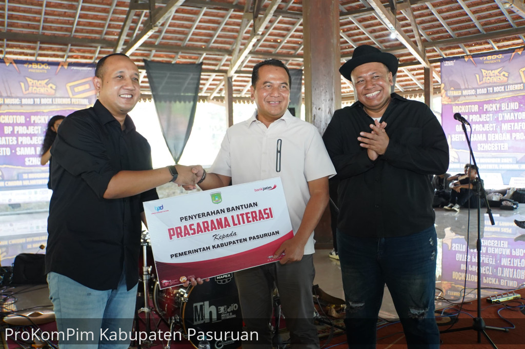 Pj. Bupati Nurkholis Acungi Jempol Gelaran Literasi Musik Road to Rock Legends Festival 2024
