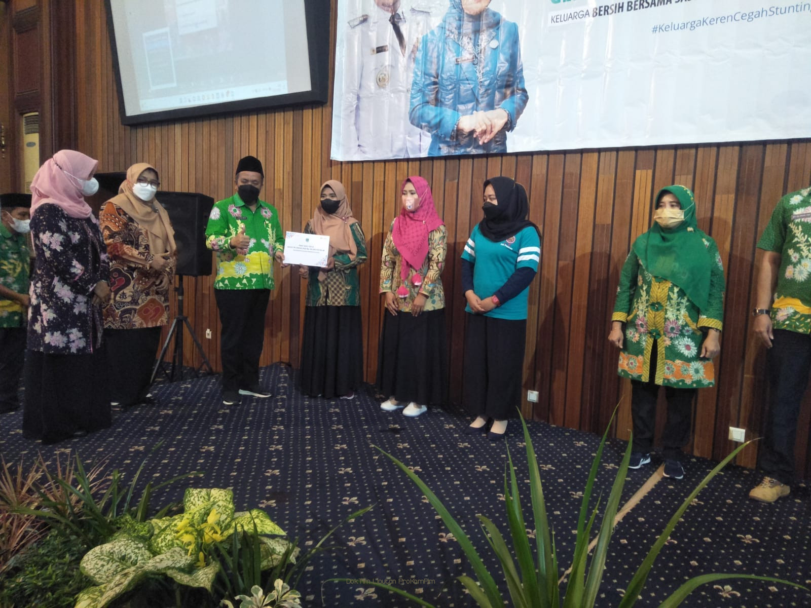 Komitmen Turunkan Stunting, Wabup Mujib Imron Serahkan Bantuan Paket Data Setahun Bagi 3711 TPK 