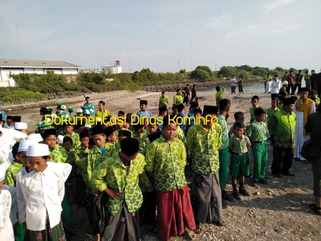 Unik, Ribuan Pelajar Ikuti Apel Pendidikan di Pantai Pasir Panjang