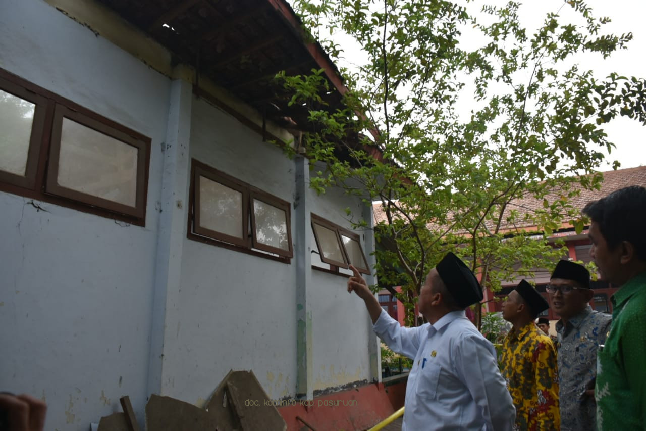 3 Ruang Kelas MIN I Pasuruan, Ambruk. Wakil Bupati Pasuruan, Gus Mujib Imron Minta Perbaikan Segera