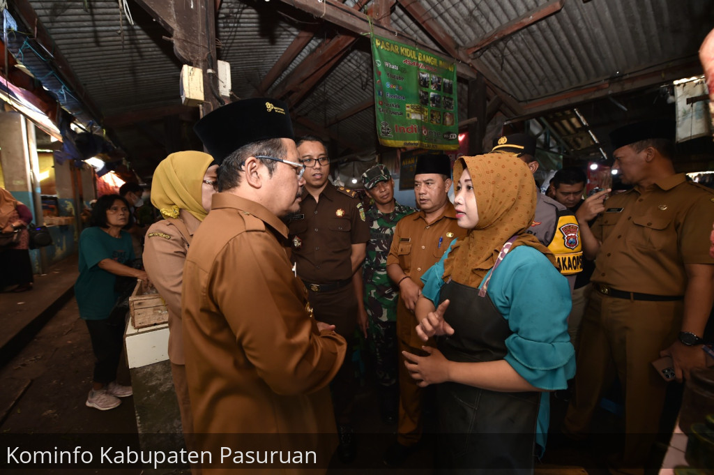 Minat Orang ke Pasar Turun Drastis. Pedagang Pasar Bangil Curhat ke Pj Bupati Andriyanto