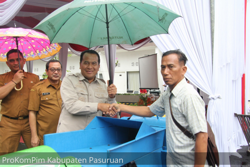 Majukan Agribisnis Peternak Rakyat, Pj. Bupati Nurkholis Serahkan Bantuan Sarpras Peternakan DBHCHT 2024