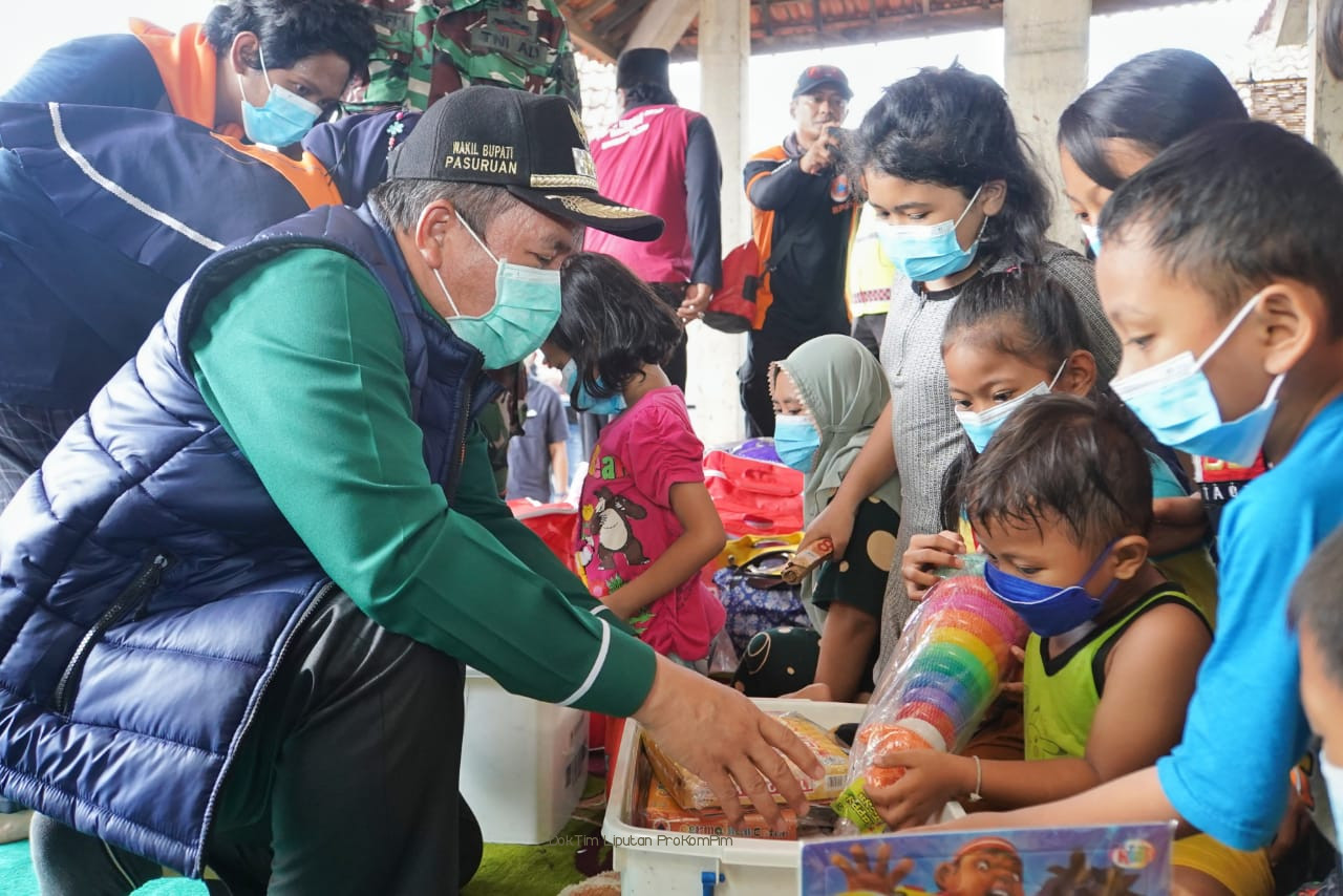Pemkab Pasuruan Pastikan Kebutuhan Logistik Korban Banjir Selalu Terpenuhi. Mulai Nasi Bungkus Sampai Mainan Anak 