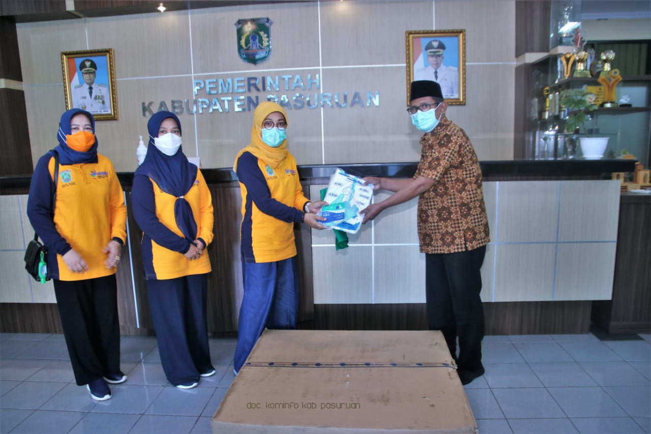 Tim Penggerak PKK Kabupaten Pasuruan Serahkan Bantuan 400 APD Untuk Tenaga Medis Puskesmas 