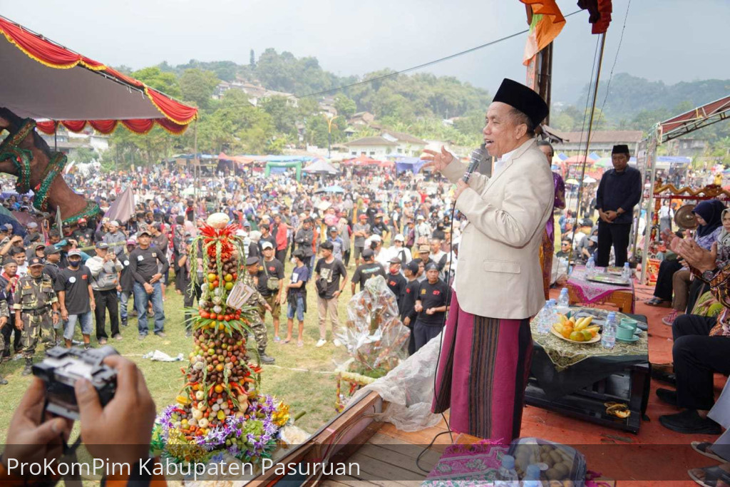 Plh. Bupati Pasuruan Berikan Aplaus Tradisi Sedekah Bumi Warga Pecalukan Prigen