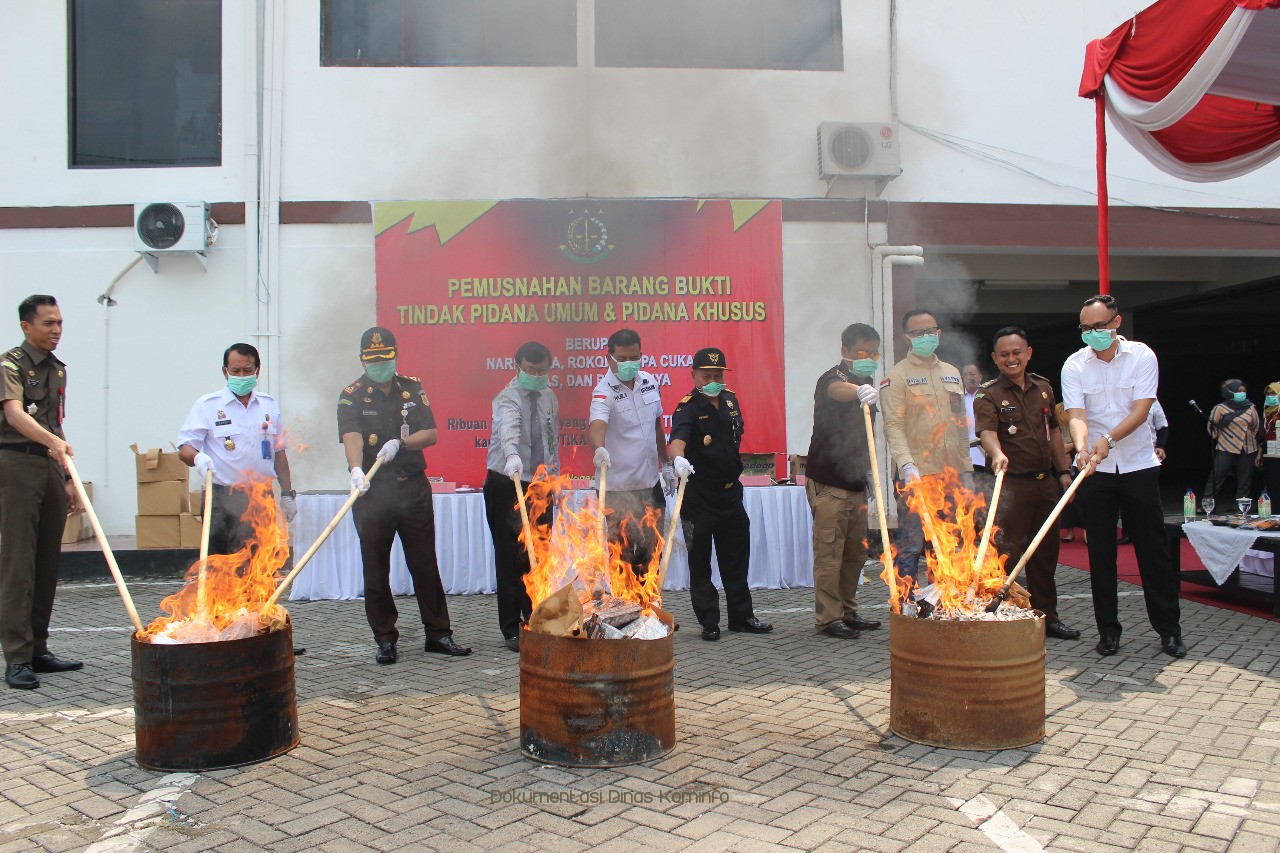 Kejari Kabupaten Pasuruan Musnahkan Jutaan Rokok Tak Bercukai Hingga Ribuan Botol Miras