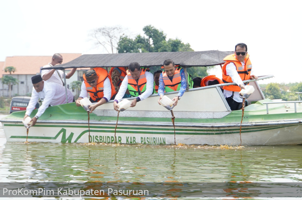 Pj. Bupati Nurkholis Apresiasi Sinergi PT. PLN Indonesia Power Sebarkan Eco Enzym di Danau Ranu Grati