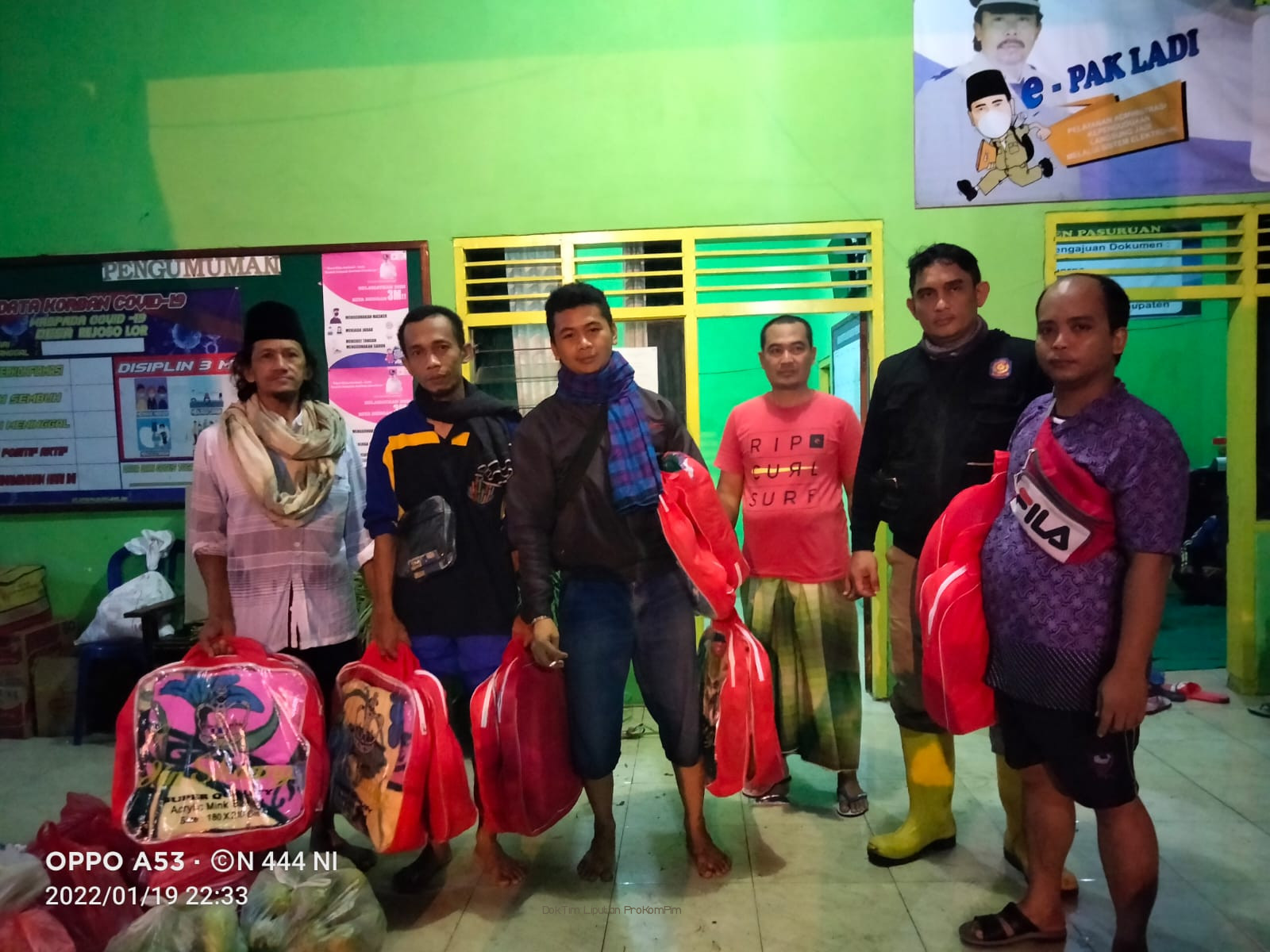 Pemkab Pasuruan Bagikan Ratusan Selimut Untuk Warga di Lokasi Pengungsian 