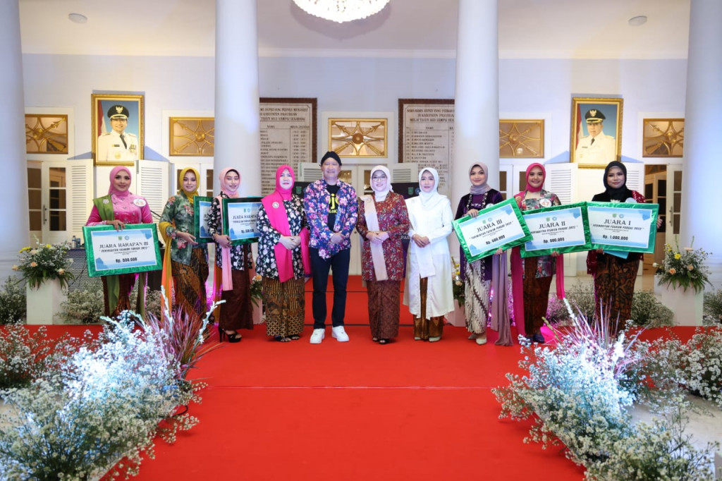 Peringati Hari Ibu, Peringgitan Bupati Pasuruan Disulap Jadi Area Fashion Parade 2022