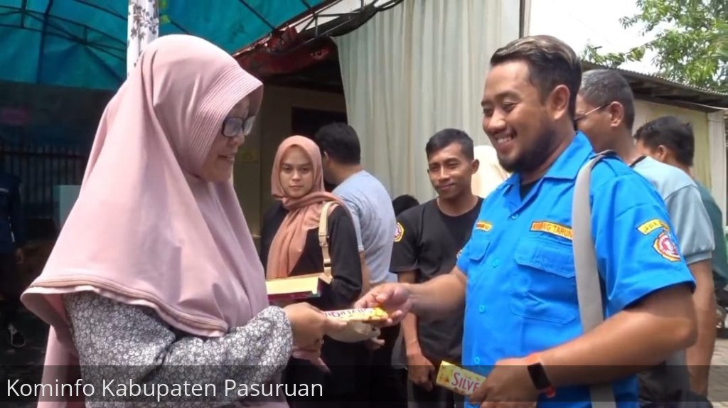 Karang Taruna Desa Winongan Bagi-Bagi Cokelat Untuk Warga Usai Mencoblos