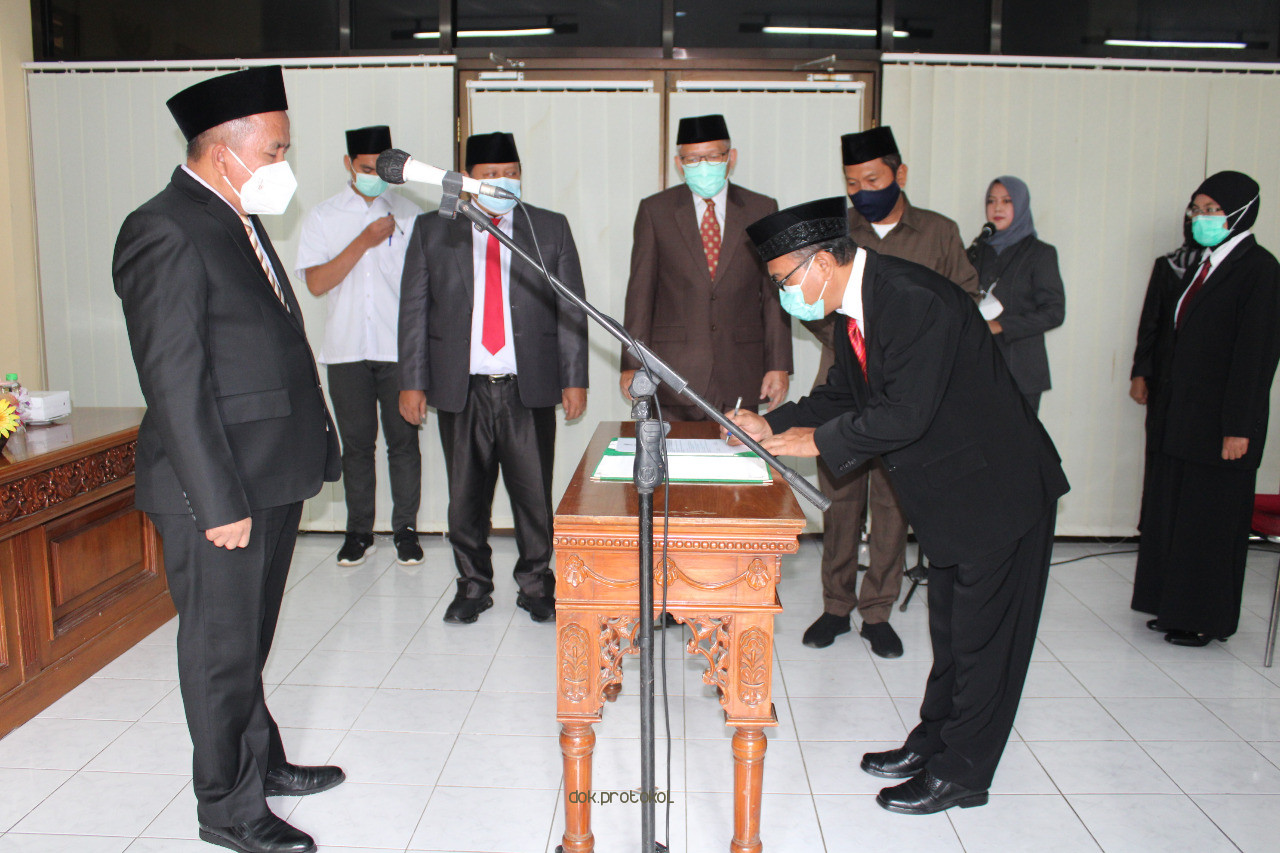 Wakil Bupati Mujib Imron Lantik 5 Pejabat Administrator dan 4 Pengawas 
