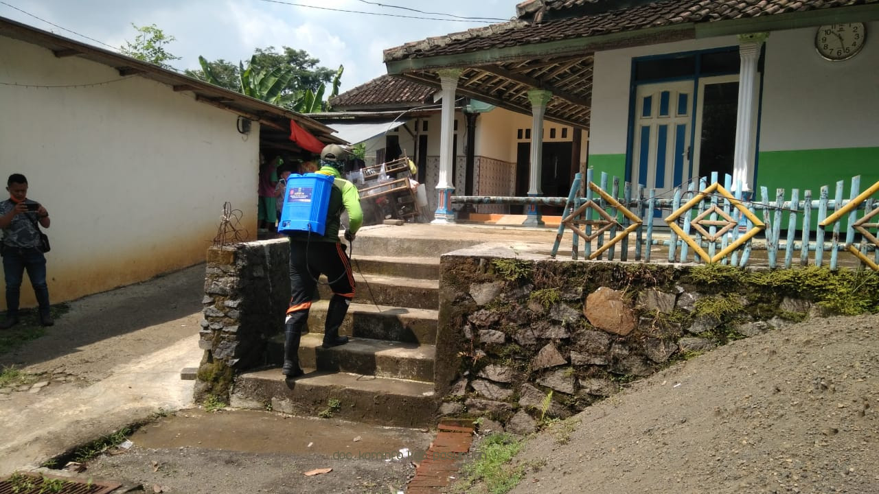 Serentak, Gugus Tugas Penanganan Covid-19 Kabupaten Pasuruan Lakukan Penyemprotan Disinfektan ke Tempat Ibadah, Kantor Layanan Publik Sampai Pemukiman Warga